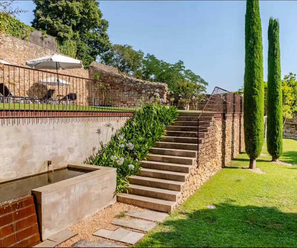 Descubra una masía catalana del siglo xv: un viaje por la arquitectura de casa rufina