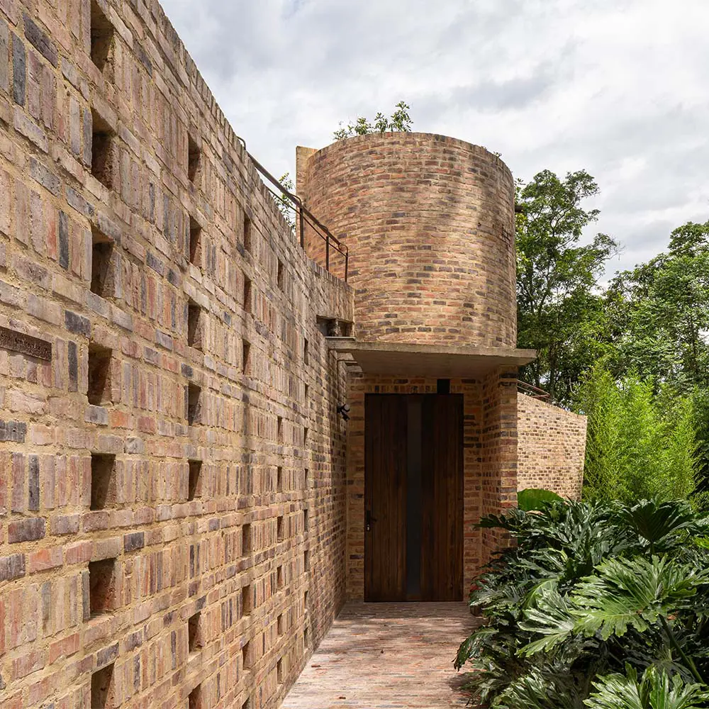 Quiebres, cubiertas y un cilindro de ladrillo: así se configura esta casa en cundinamarca Quiebres, cubiertas y un cilindro de ladrillo: así se configura esta casa en cundinamarca