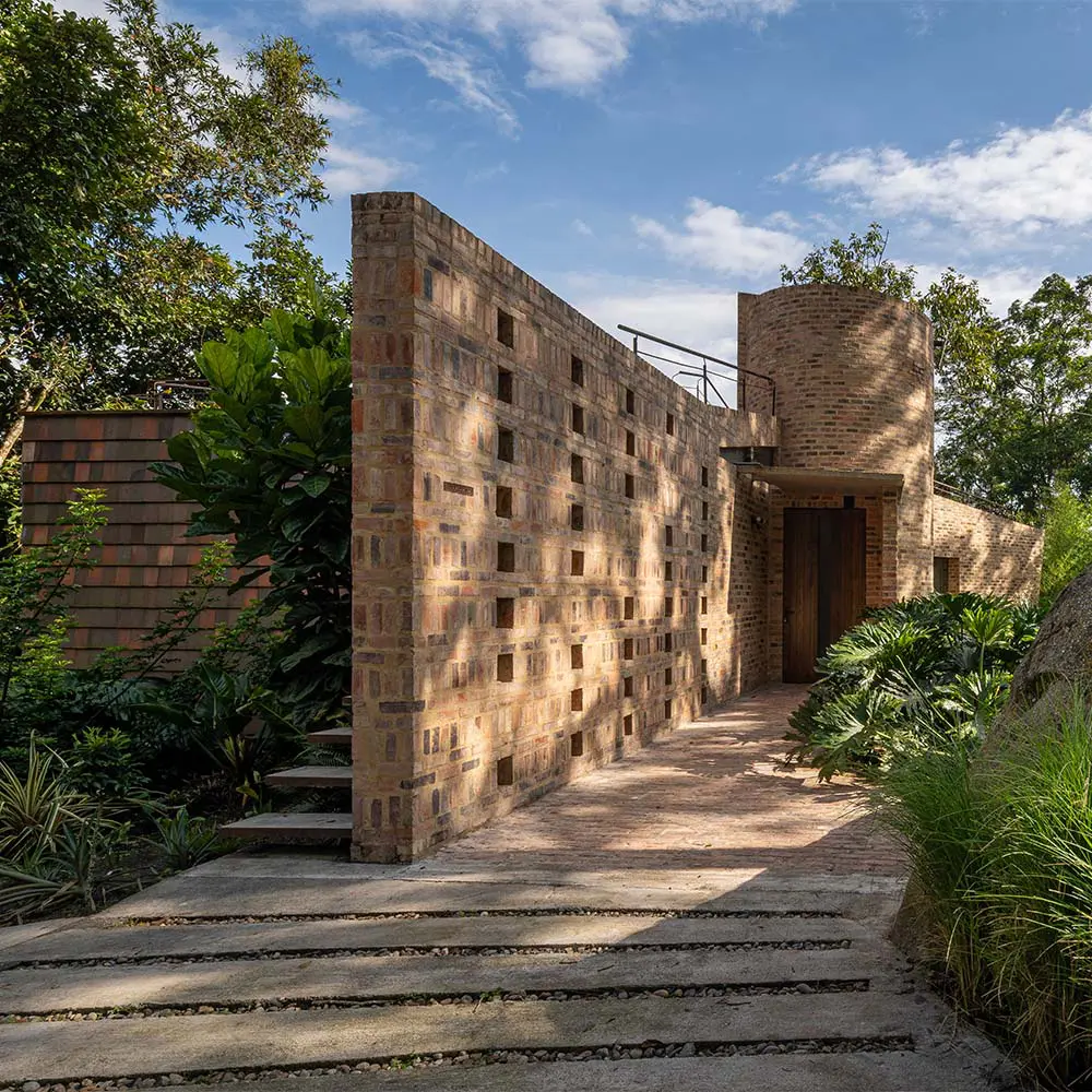 Quiebres, cubiertas y un cilindro de ladrillo: así se configura esta casa en cundinamarca Quiebres, cubiertas y un cilindro de ladrillo: así se configura esta casa en cundinamarca
