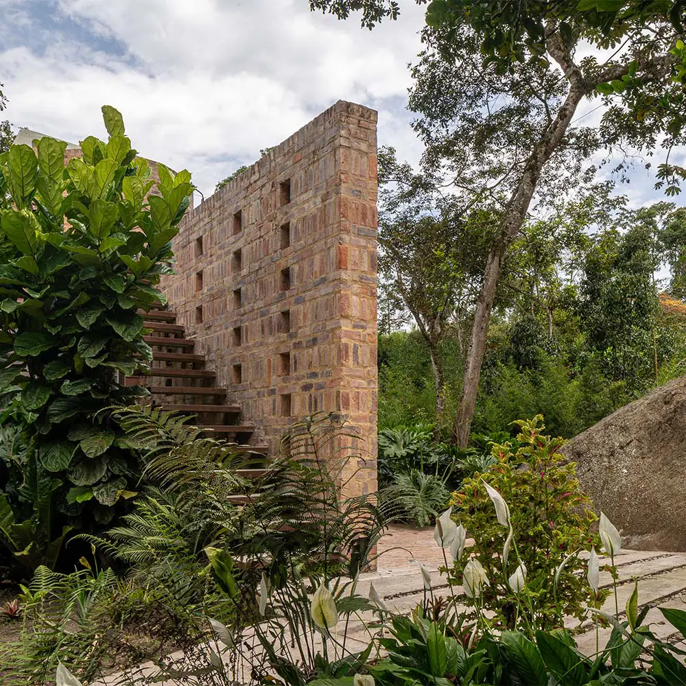 Quiebres, cubiertas y un cilindro de ladrillo: así se configura esta casa en cundinamarca Quiebres, cubiertas y un cilindro de ladrillo: así se configura esta casa en cundinamarca