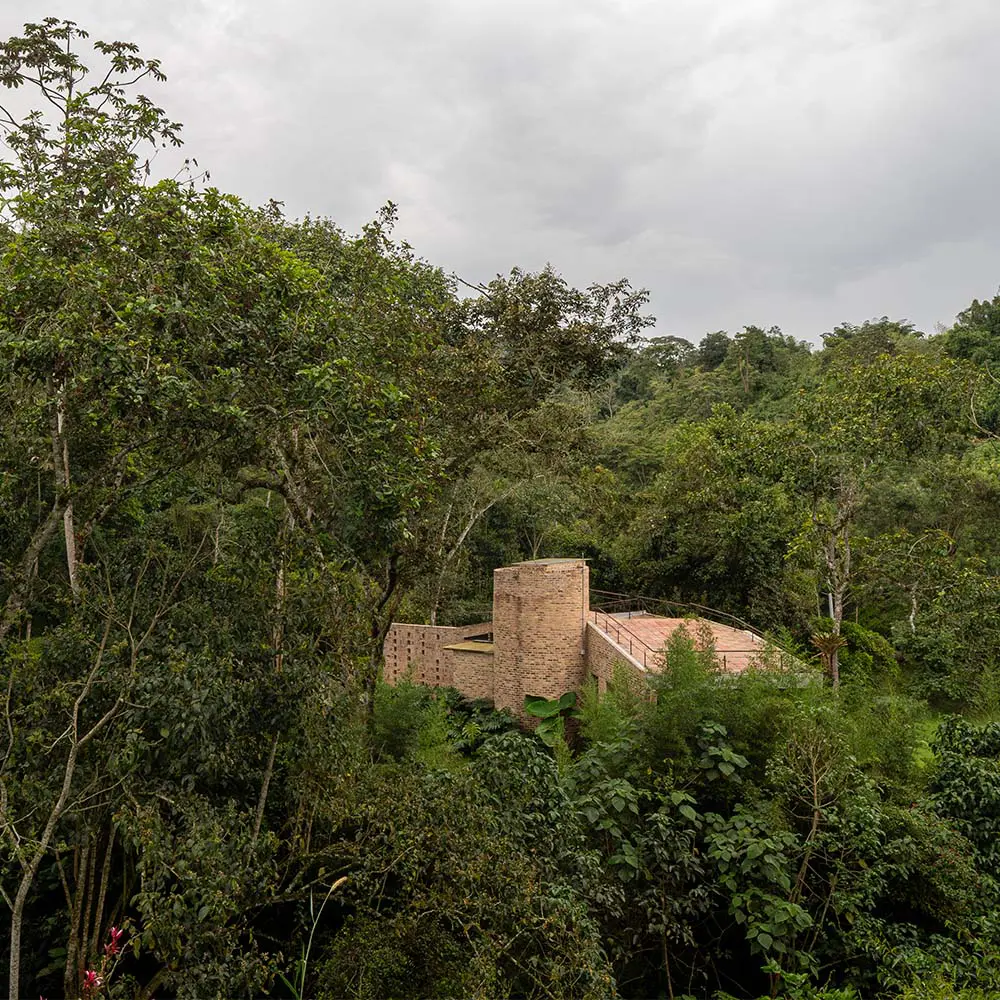 Quiebres, cubiertas y un cilindro de ladrillo: así se configura esta casa en cundinamarca Quiebres, cubiertas y un cilindro de ladrillo: así se configura esta casa en cundinamarca