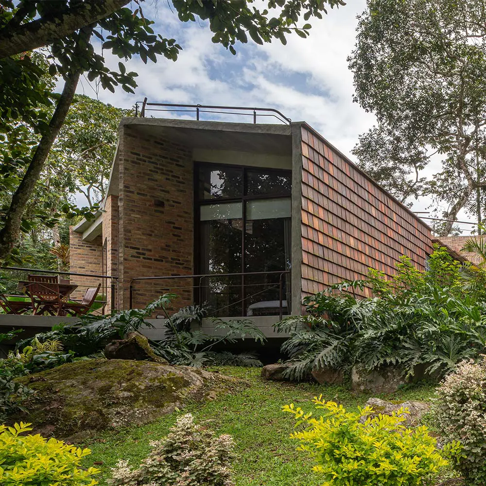 Quiebres, cubiertas y un cilindro de ladrillo: así se configura esta casa en cundinamarca Quiebres, cubiertas y un cilindro de ladrillo: así se configura esta casa en cundinamarca