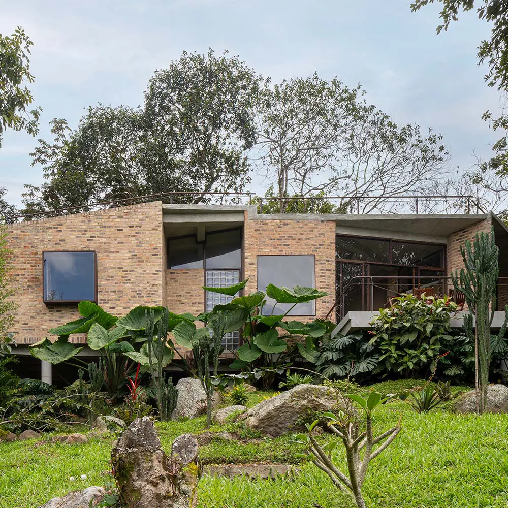 Quiebres, cubiertas y un cilindro de ladrillo: así se configura esta casa en cundinamarca Quiebres, cubiertas y un cilindro de ladrillo: así se configura esta casa en cundinamarca