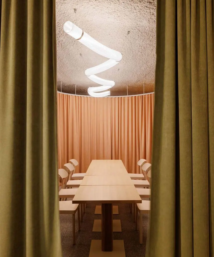 Un restaurante que transforma su arquitectura según el momento del día