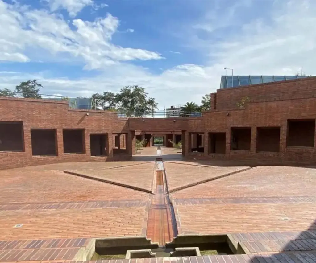 Rogelio salmona: la historia del arquitecto que transformó la manera de habitar y recorrer bogotá