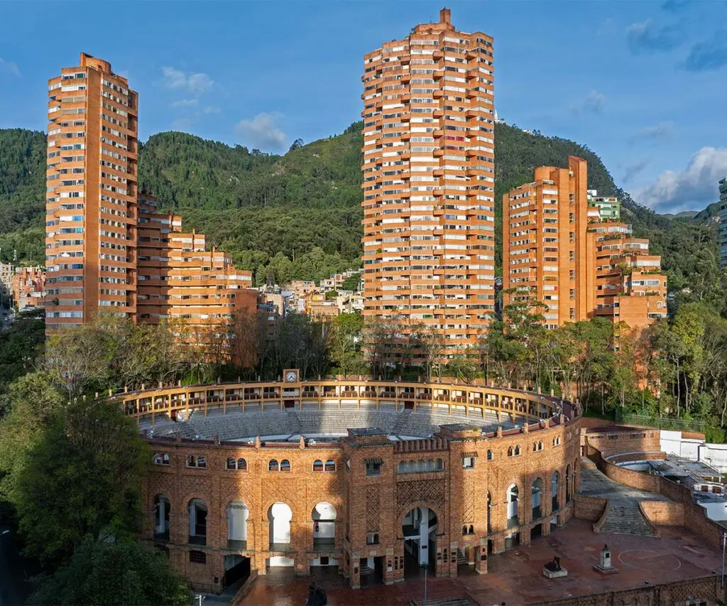 Rogelio salmona: la historia del arquitecto que transformó la manera de habitar y recorrer bogotá