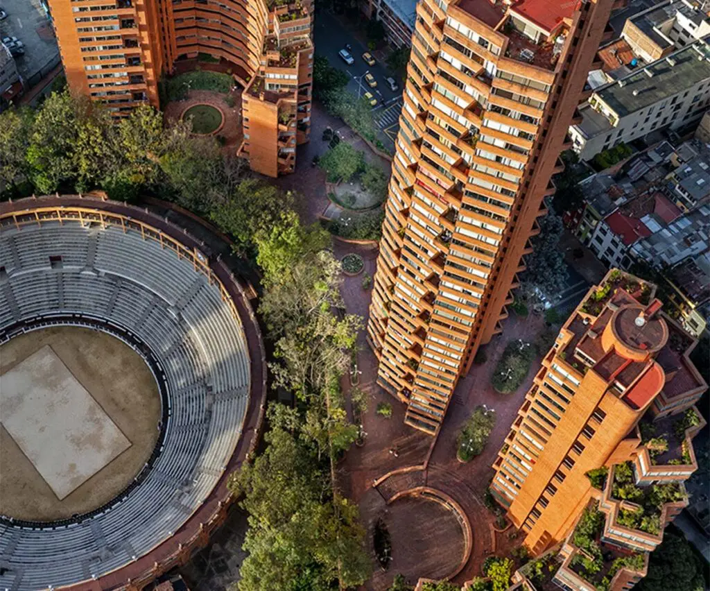 Rogelio salmona: la historia del arquitecto que transformó la manera de habitar y recorrer bogotá