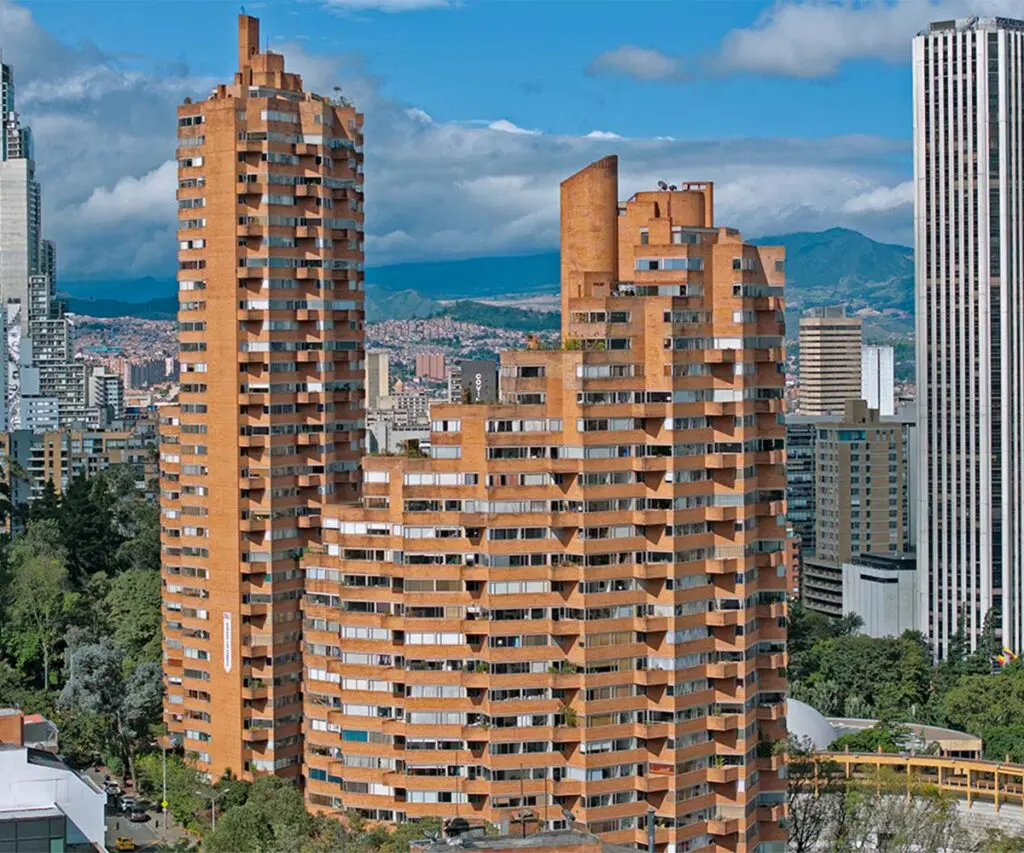 Rogelio salmona: la historia del arquitecto que transformó la manera de habitar y recorrer bogotá