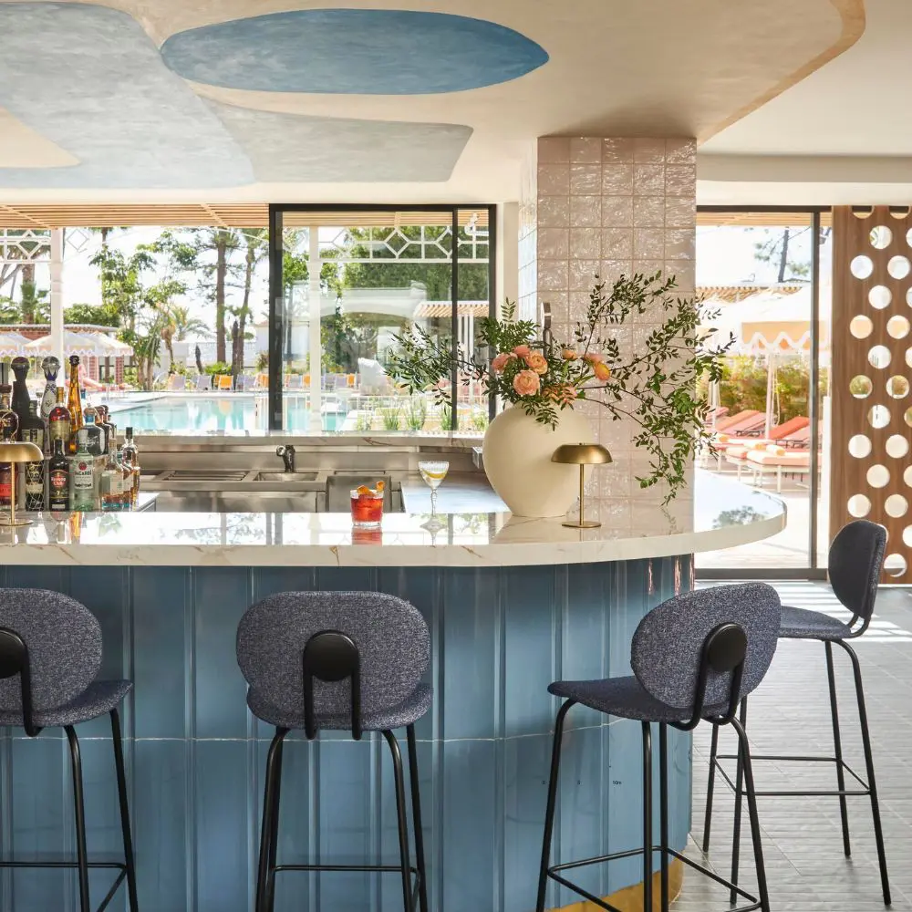 Conozca un bar azul en marbella inspirado por las costas del mediterráneo y la pintura de picasso