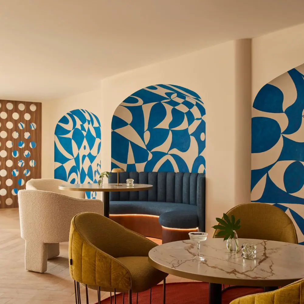 Conozca un bar azul en marbella inspirado por las costas del mediterráneo y la pintura de picasso