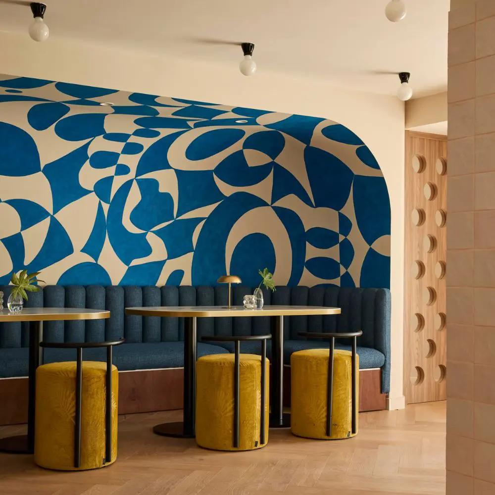 Conozca un bar azul en marbella inspirado por las costas del mediterráneo y la pintura de picasso