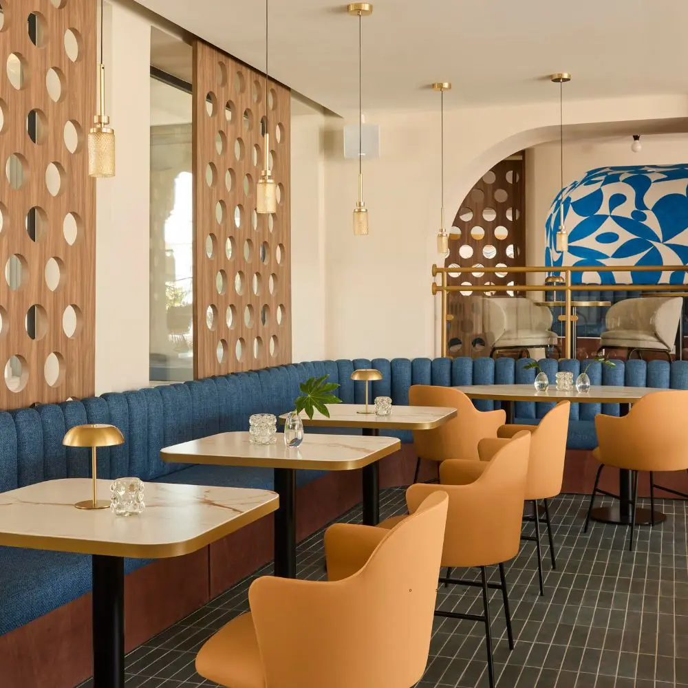 Conozca un bar azul en marbella inspirado por las costas del mediterráneo y la pintura de picasso