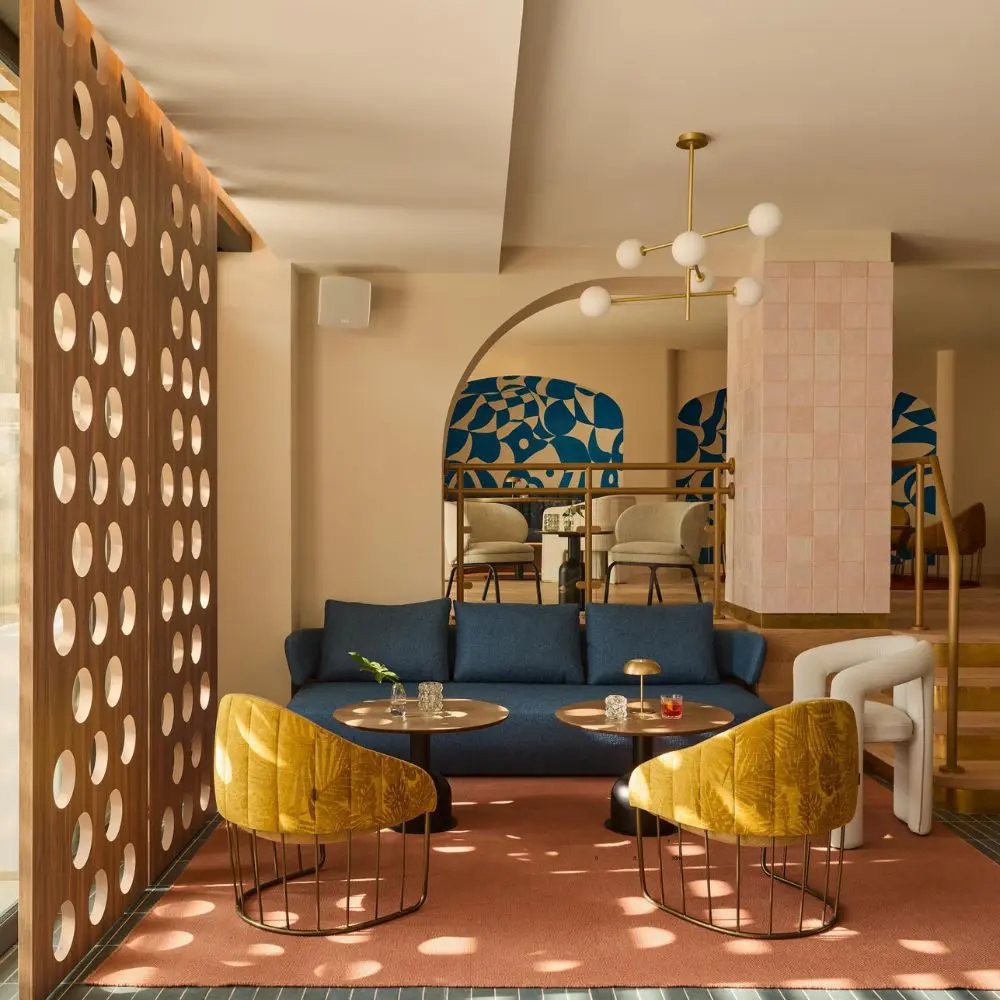 Conozca un bar azul en marbella inspirado por las costas del mediterráneo y la pintura de picasso