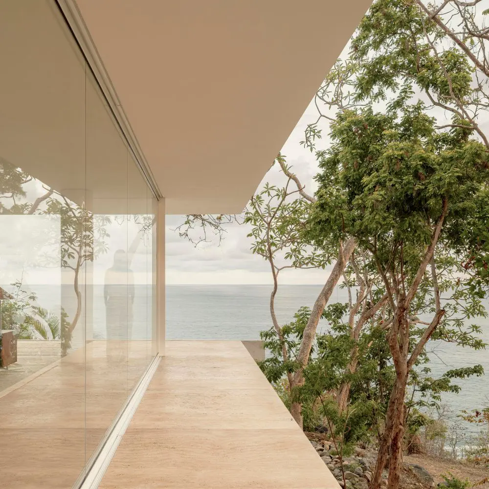 Esta casa a la orilla del mar busca hacerlo sentir en la playa todo el tiempo