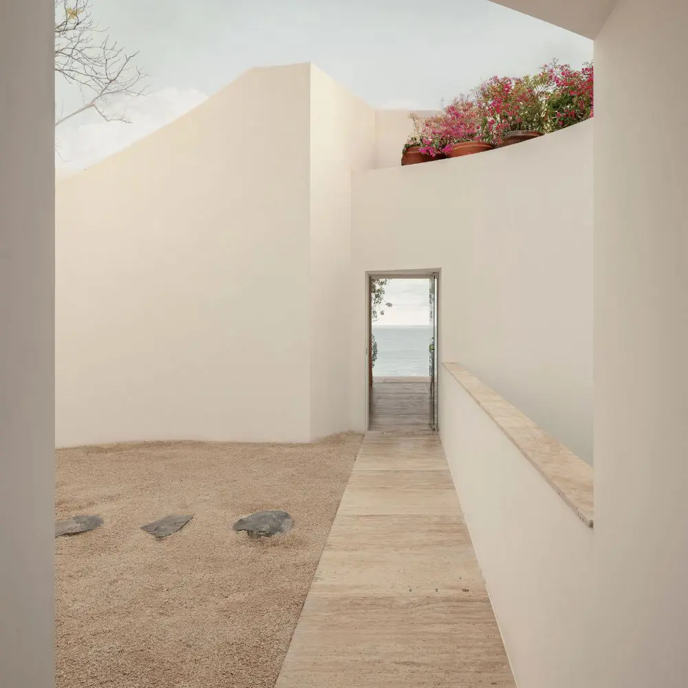 Esta casa a la orilla del mar busca hacerlo sentir en la playa todo el tiempo