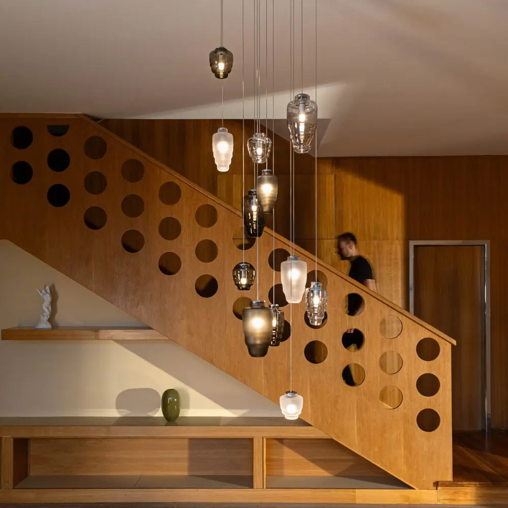 Los jarrones de un artista checo fueron convertidos en lámparas en el rediseño de esta villa Los jarrones de un artista checo fueron convertidos en lámparas en el rediseño de esta villa