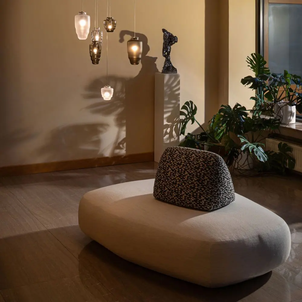 Los jarrones de un artista checo fueron convertidos en lámparas en el rediseño de esta villa Los jarrones de un artista checo fueron convertidos en lámparas en el rediseño de esta villa