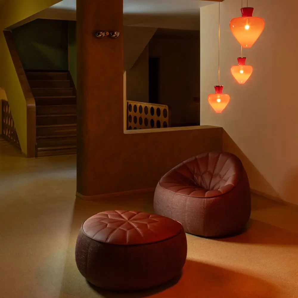 Los jarrones de un artista checo fueron convertidos en lámparas en el rediseño de esta villa Los jarrones de un artista checo fueron convertidos en lámparas en el rediseño de esta villa