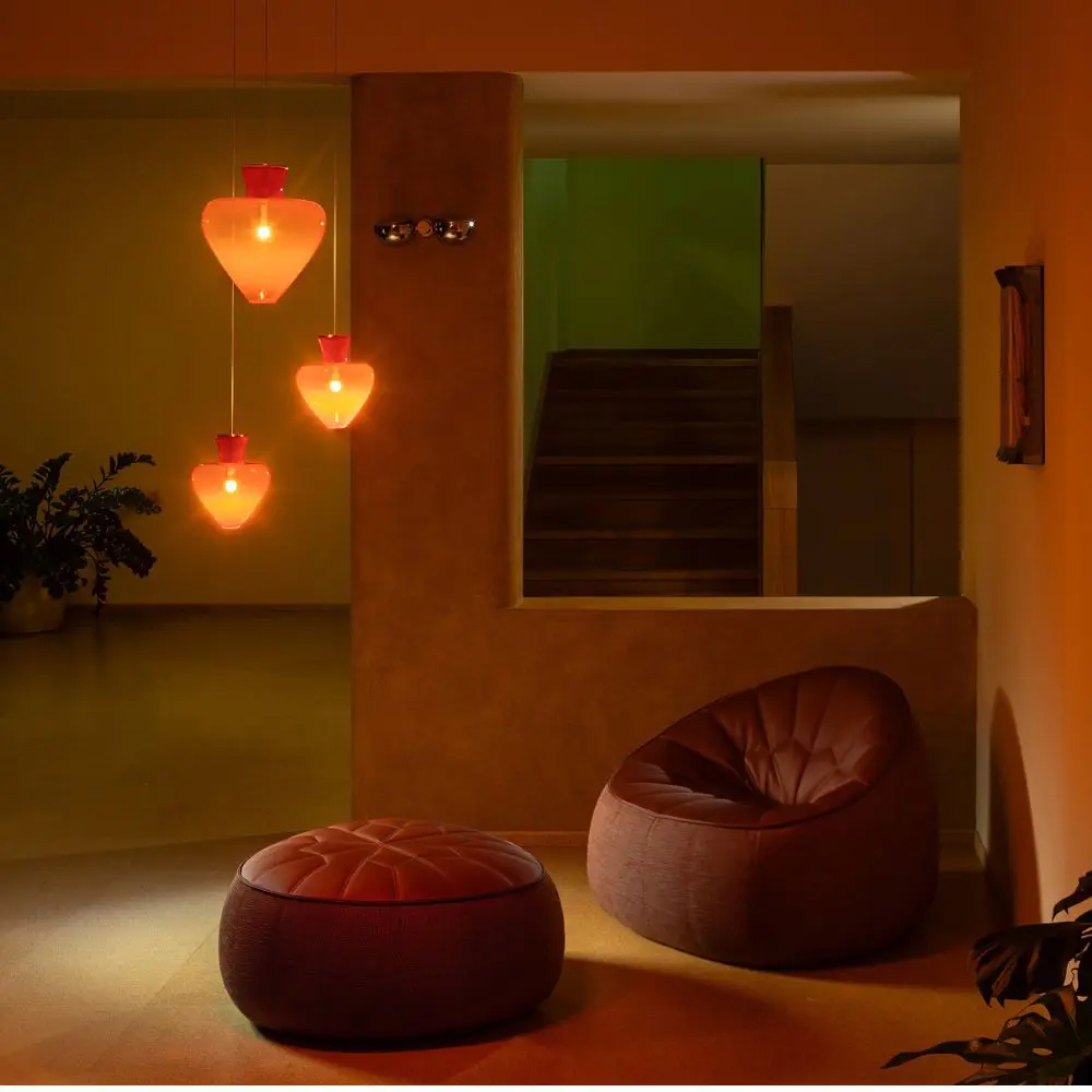 Los jarrones de un artista checo fueron convertidos en lámparas en el rediseño de esta villa Los jarrones de un artista checo fueron convertidos en lámparas en el rediseño de esta villa