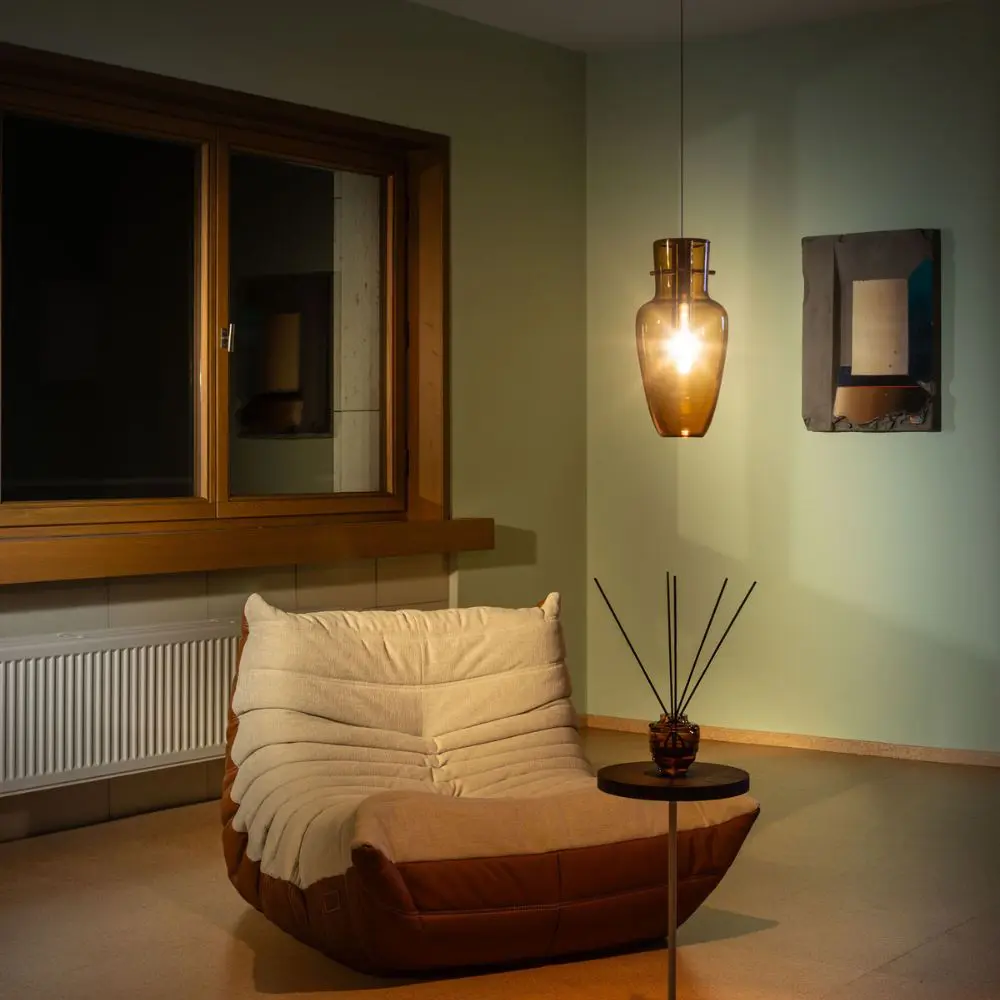 Los jarrones de un artista checo fueron convertidos en lámparas en el rediseño de esta villa Los jarrones de un artista checo fueron convertidos en lámparas en el rediseño de esta villa
