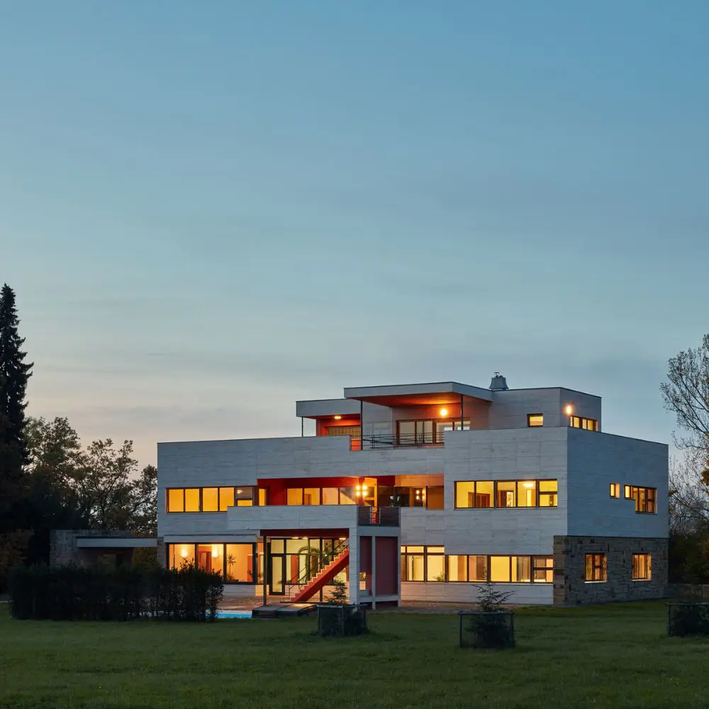 Los jarrones de un artista checo fueron convertidos en lámparas en el rediseño de esta villa Los jarrones de un artista checo fueron convertidos en lámparas en el rediseño de esta villa