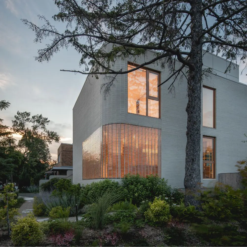 El minimalismo japonés y el feng shui se encuentran en esta casa canadiense El minimalismo japonés y el feng shui se encuentran en esta casa canadiense