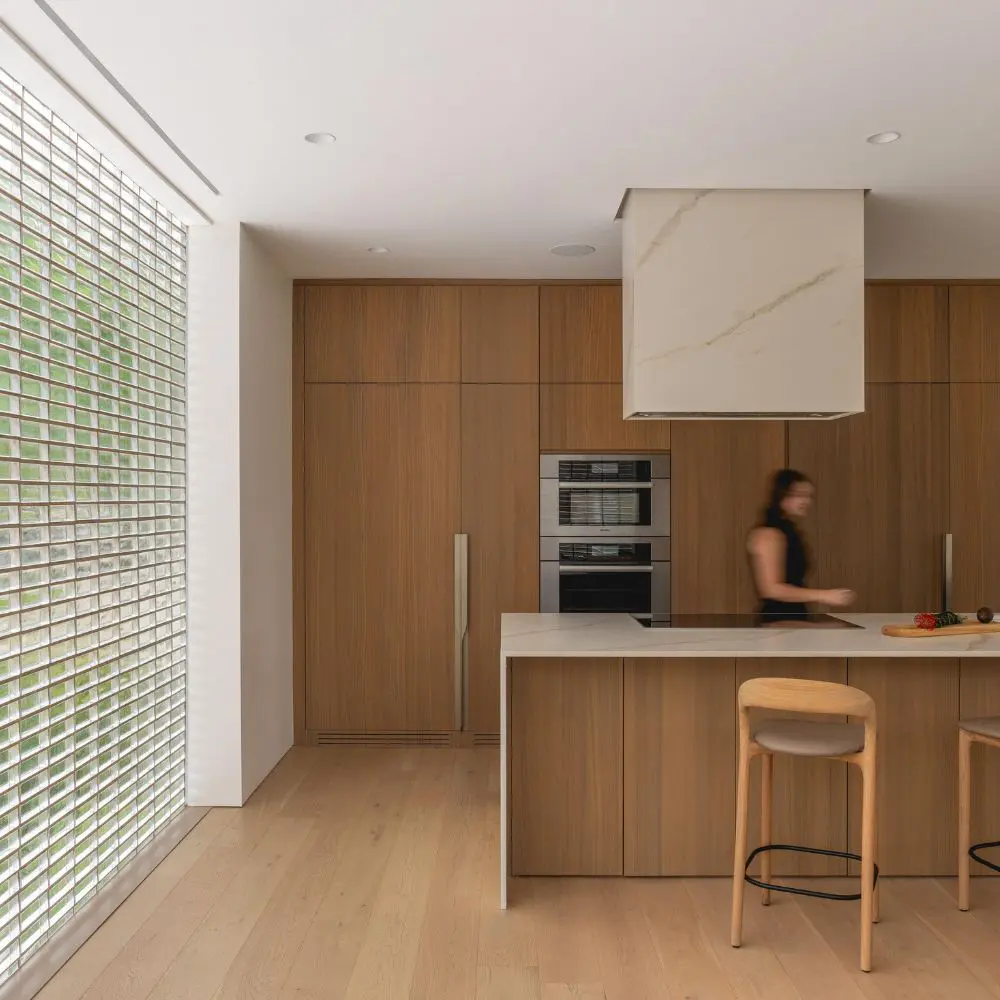 El minimalismo japonés y el feng shui se encuentran en esta casa canadiense El minimalismo japonés y el feng shui se encuentran en esta casa canadiense