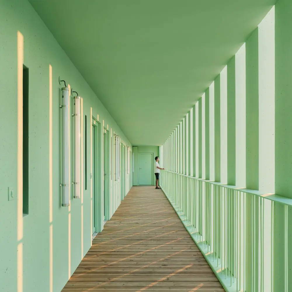 La residencia estudiantil en francia que convierte el clima en arquitectura