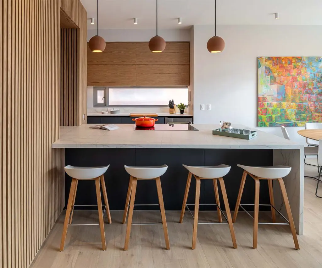 La madera transforma este apartamento y conecta sus espacios a través de nuevas perspectivas La madera transforma este apartamento y conecta sus espacios a través de nuevas perspectivas
