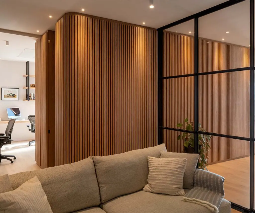 La madera transforma este apartamento y conecta sus espacios a través de nuevas perspectivas La madera transforma este apartamento y conecta sus espacios a través de nuevas perspectivas