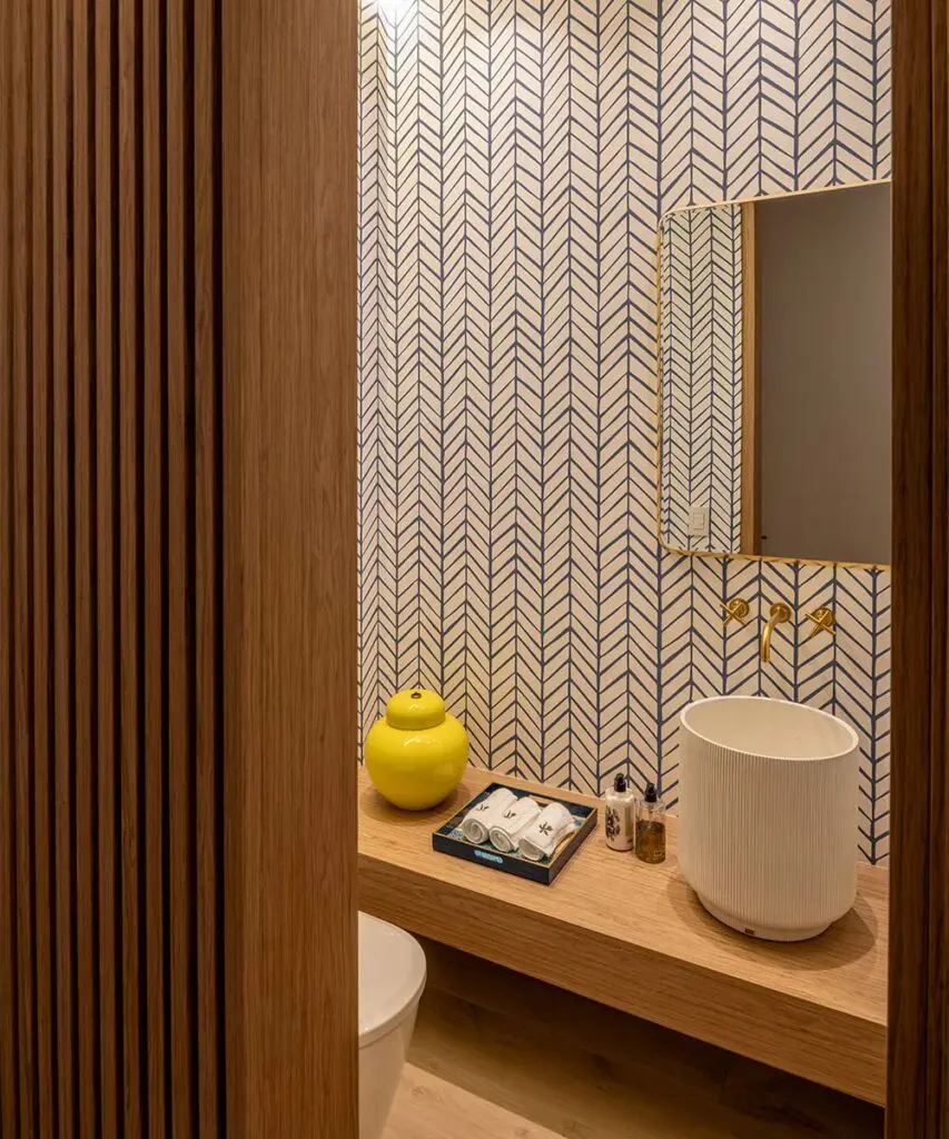 La madera transforma este apartamento y conecta sus espacios a través de nuevas perspectivas La madera transforma este apartamento y conecta sus espacios a través de nuevas perspectivas
