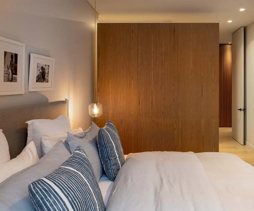 La madera transforma este apartamento y conecta sus espacios a través de nuevas perspectivas La madera transforma este apartamento y conecta sus espacios a través de nuevas perspectivas
