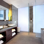 Revestimiento para baño por Spanlite en la suite jaguar del Hotel crown plaza. Muestra del Surface design show- London, 2015.
