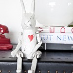 El conejo blanco, con articulaciones de títere, lo compró la dueña en un almacén en Usaquén. La lámpara blanca con forma de bola es de Ikea y los libros de diseño y fotografía son de Richard Avedon y Helmut Newton.