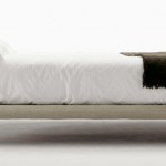 La cama Siena, diseñada por Naoto Fukasawa para B&B Italia, genera una sensación de ligereza gracias al tablero horizontal escalonado, en Luminaire.