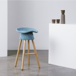 us2015 coiled counter stool with carafe argb Umbra Shift, Diseño Funcional Y Progresivo