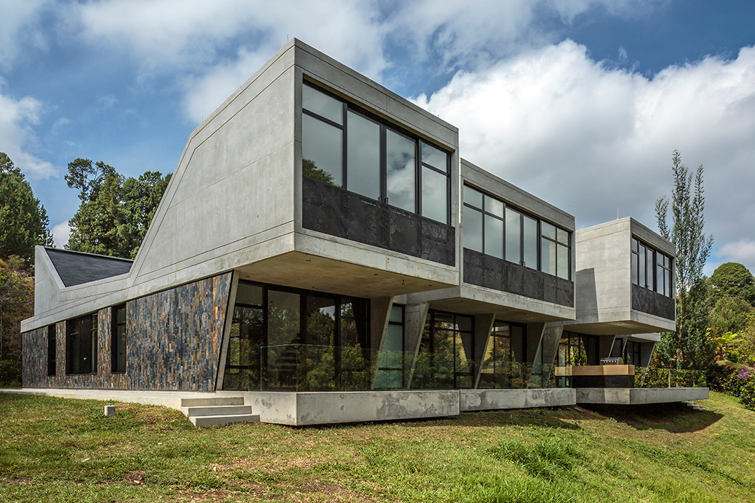 Una casa con un diseño que propone una manera de habitar las laderas boscosas de Llanogrande