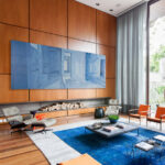 suite arquitetos revisya axxis Casa IV Azul eléctrico, mármol y madera: un trío funcional