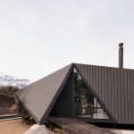 gonzalo iturriaga arquitectura axxis 15 Un refugio de ensueño de pino en las montañas de noches estrelladas chilenas