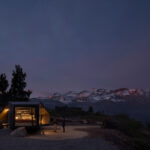 gonzalo iturriaga arquitectura axxis 2 Un refugio de ensueño de pino en las montañas de noches estrelladas chilenas