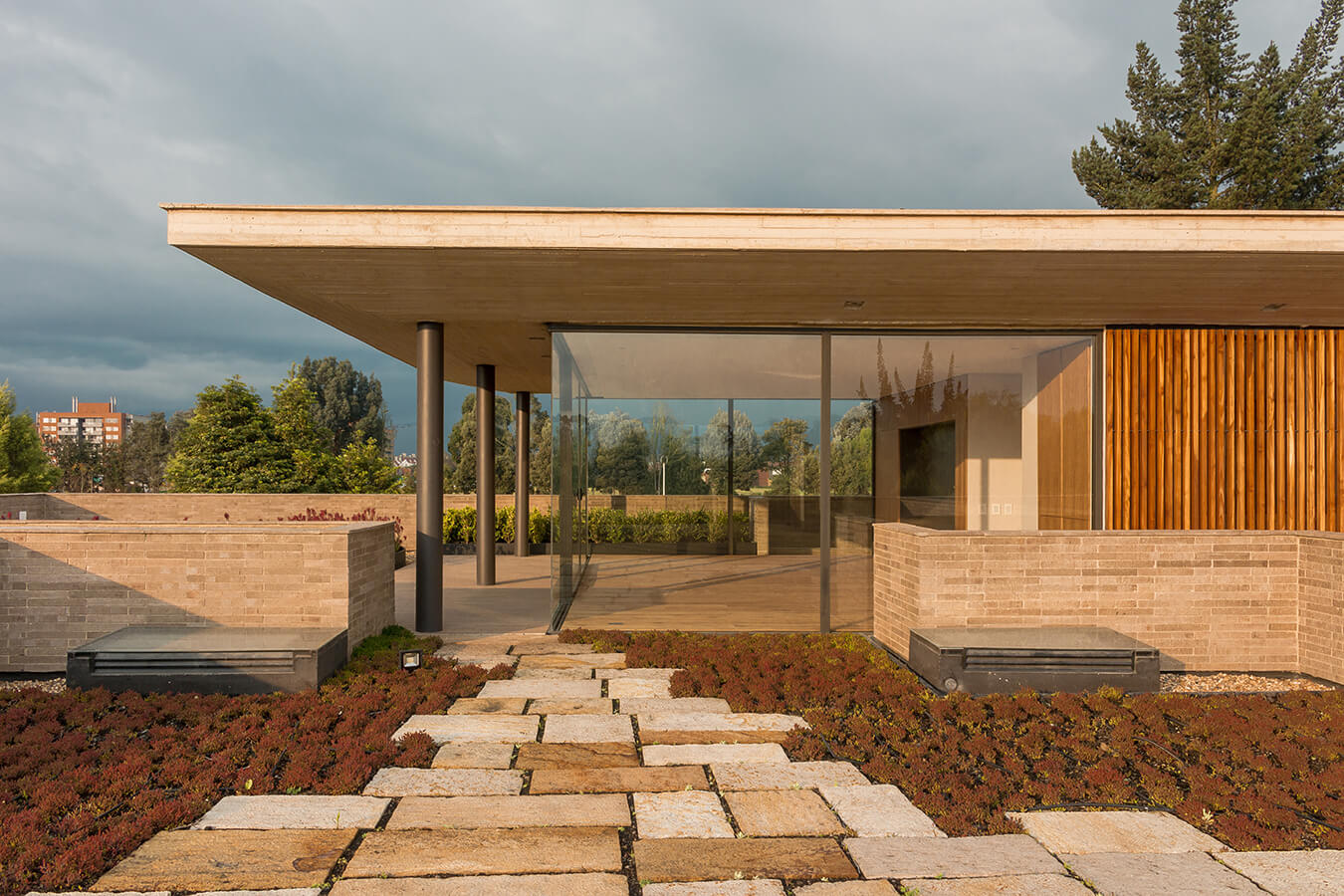 Esta casa ideal está compuesta por concreto, madera y ladrillo