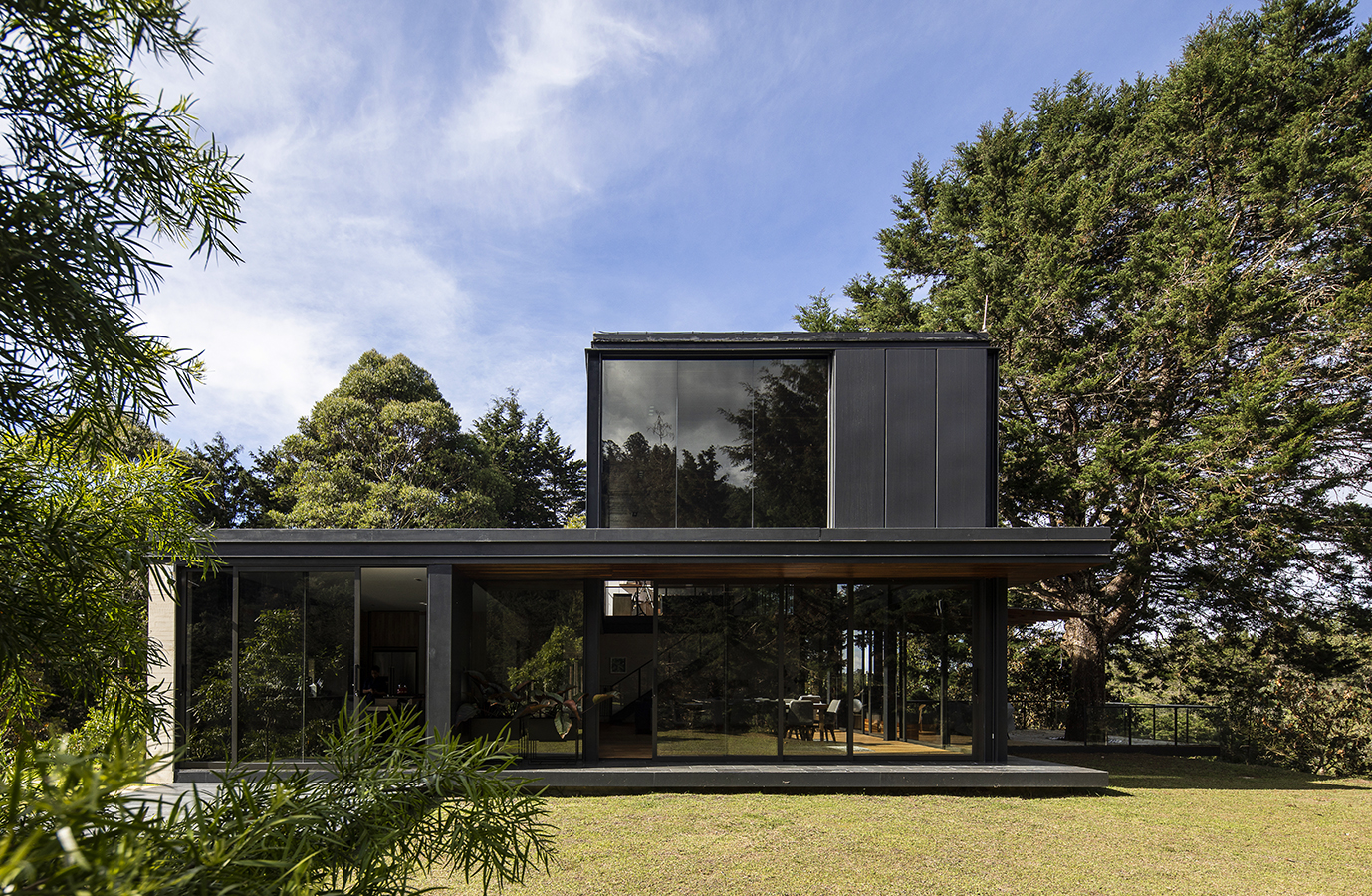 Una casa moderna ubicada sobre la cota más alta de una parcelación boscosa de El Retiro, Antioquia