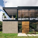 llano arquitectos revista axxis 2 Una casa de geometría exacta y grandes ventanales con vista al Valle de Aburrá en Antioquia