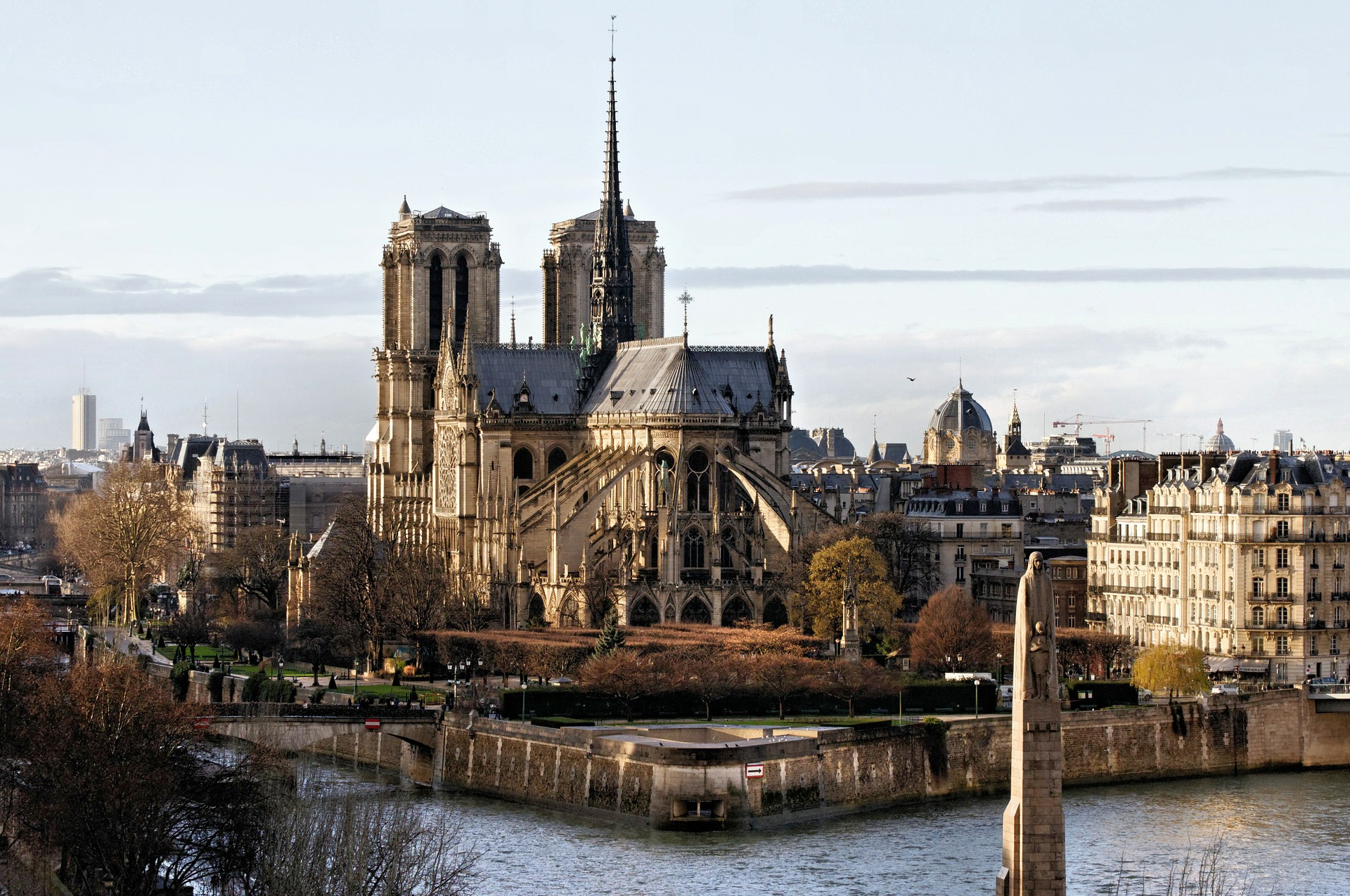 Un arquitecto que vive en Colombia restauraría la catedral de Notre Dame