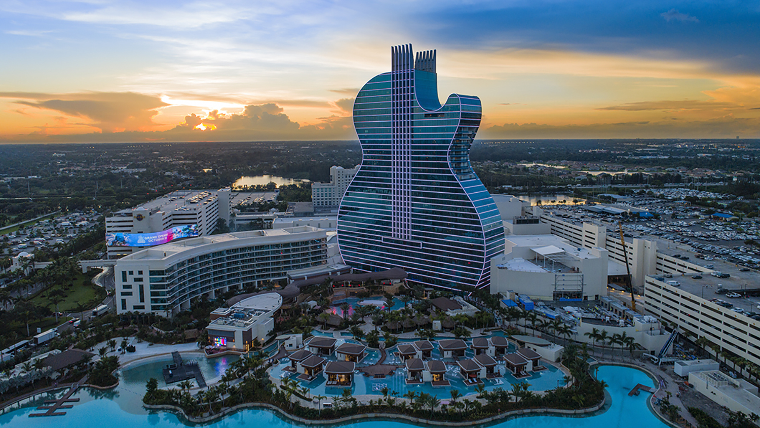 Este controversial hotel en forma de guitarra es el destino más deseado del 2020 y 2021