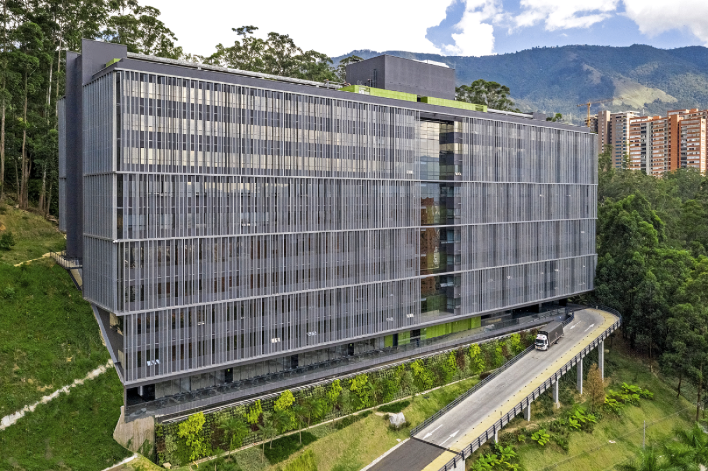 Entre la naturaleza y la ciudad: así son las oficinas sostenibles de Terranum en Medellín