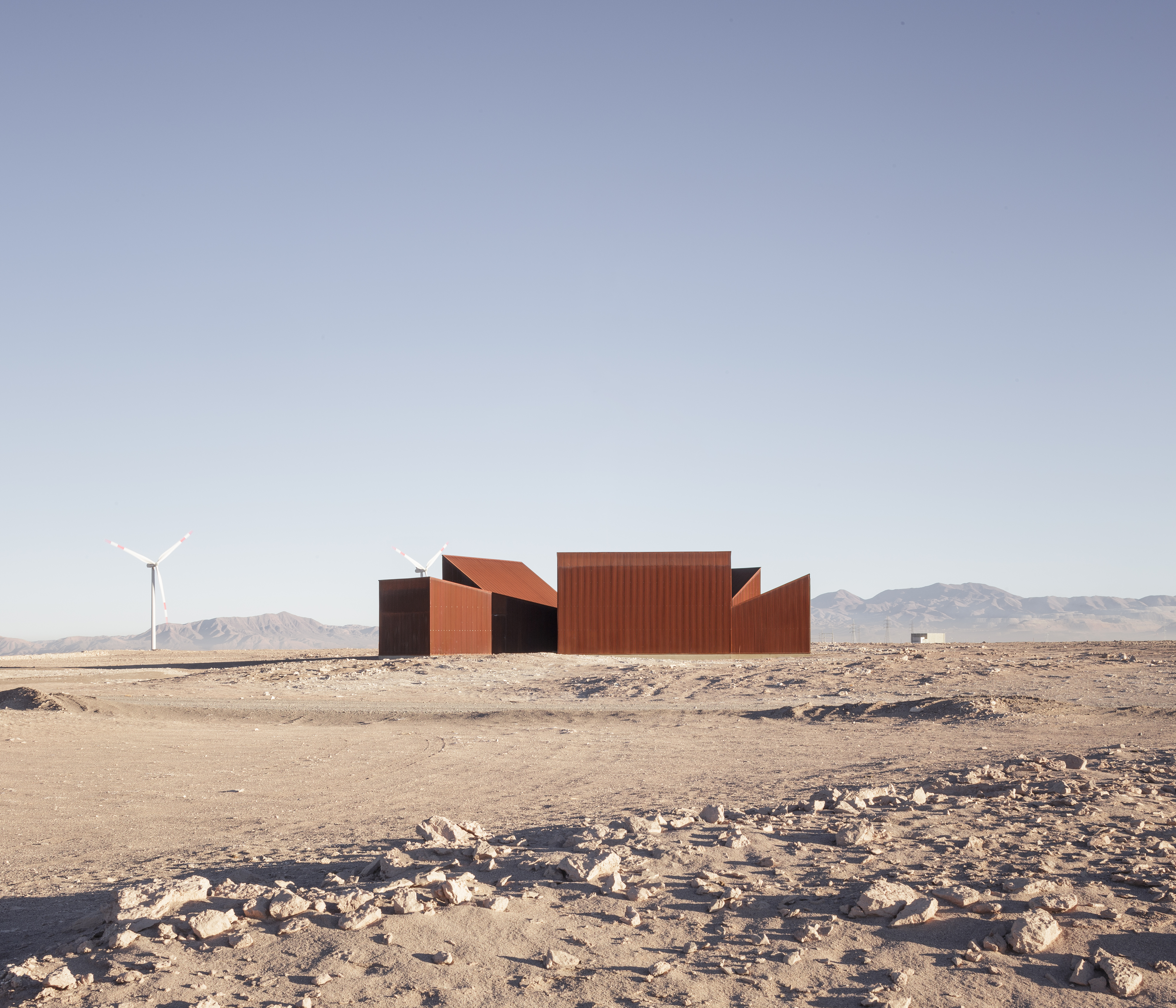Un sorprendente edificio que se mimetiza con el Desierto de Atacama en Chile
