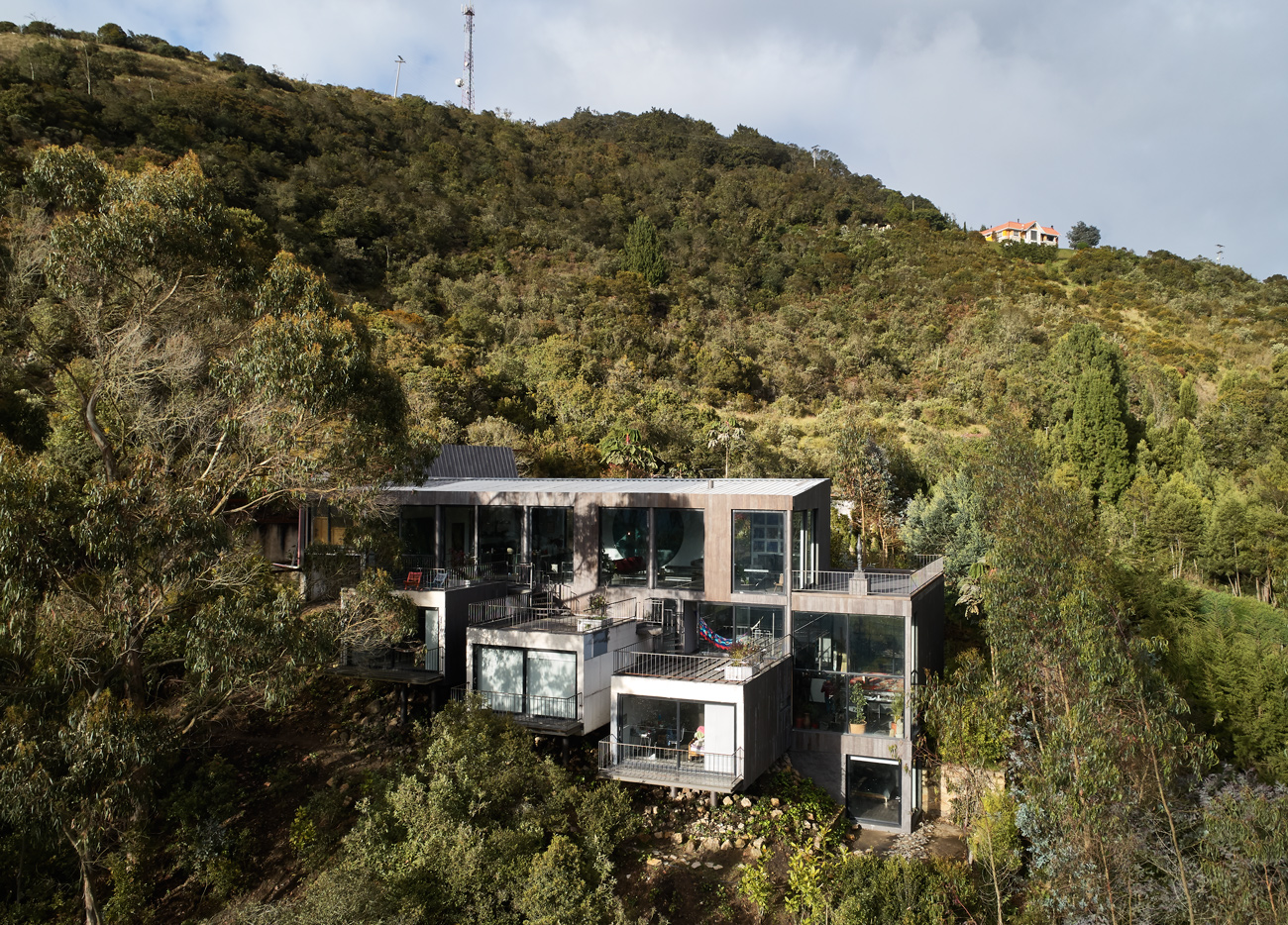 Esta extraordinaria casa privilegiada por la luz natural tiene la mejor vista de Bogotá y sus alrededores