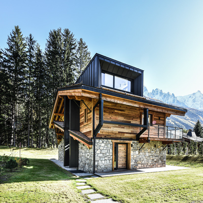 Un chalet clásico suizo de madera construido para desconectarse entre la naturaleza en fin de año