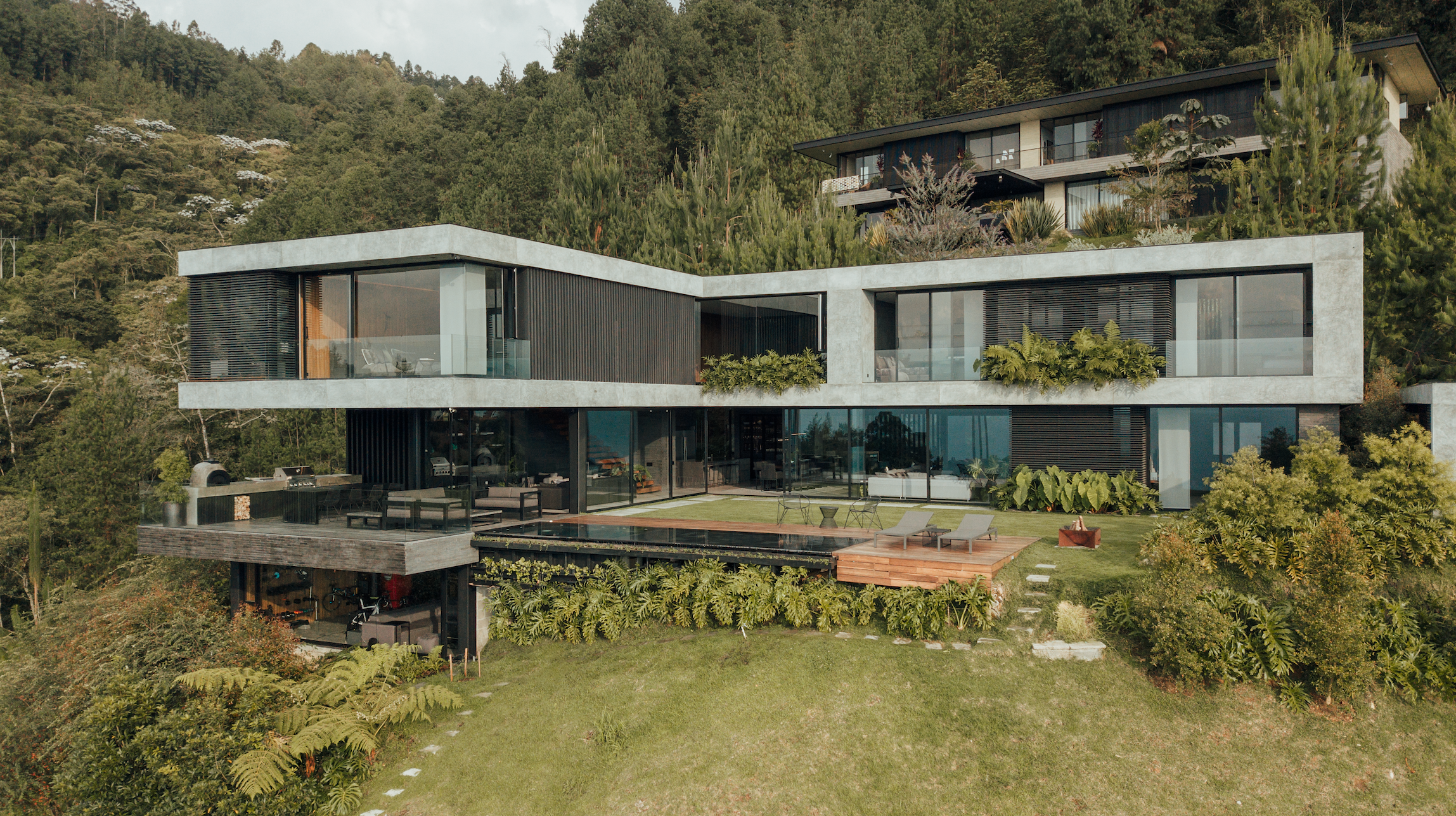 Una moderna casa construida en medio del paisaje montañoso de las afueras de Medellín